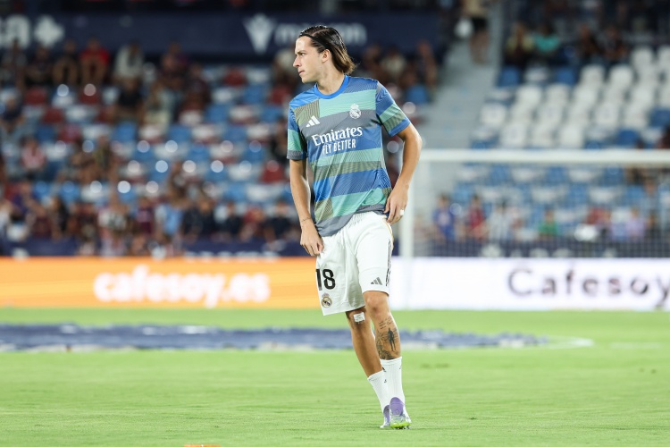 卡雷拉斯：更衣室团结一致是赢球关键 我能适应任何防守阵型